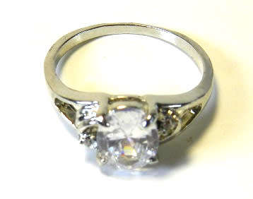 BEAUTIFUL! Ring With 3 1,25 Carat Simulated Diamonds Size 10 US/T