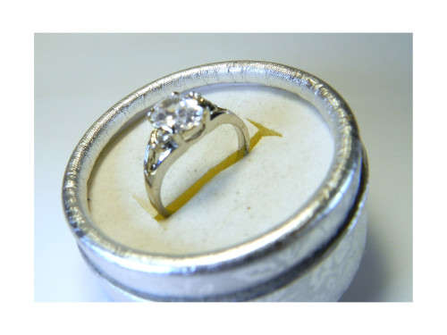 BEAUTIFUL! Ring With 3 1,25 Carat Simulated Diamonds Size 10 US/T