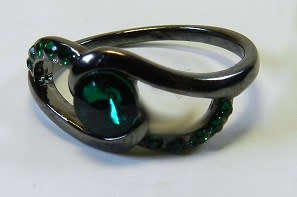 AMAZING! 1,75 Carat Simulated Emeralds Size 8 US/ P