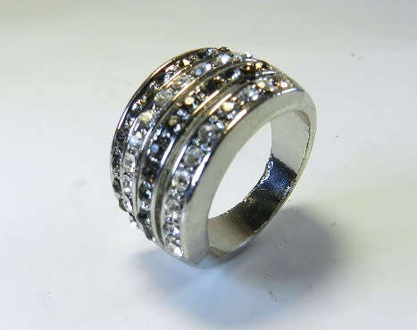 AMAZING! Ring With 1,75 Carat Simulated French Lilac And White Diamonds Size 8 US / P / 18