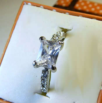 CAPTIVATING! Ring With 1,75 Carrot Hand Crafted Simulated Diamonds Size 8 US / P / 18