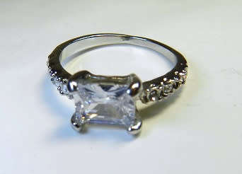 CAPTIVATING! Ring With 1,75 Carrot Hand Crafted Simulated Diamonds Size 8 US / P / 18
