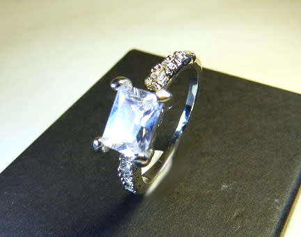CAPTIVATING! Ring With 1,75 Carrot Hand Crafted Simulated Diamonds Size 8 US / P / 18