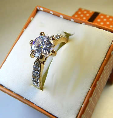 FASCINATING! Tocean Ring With Simulated Diamonds Size 9 US/ R / 19