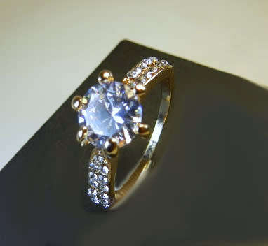 FASCINATING! Tocean Ring With Simulated Diamonds Size 9 US/ R / 19