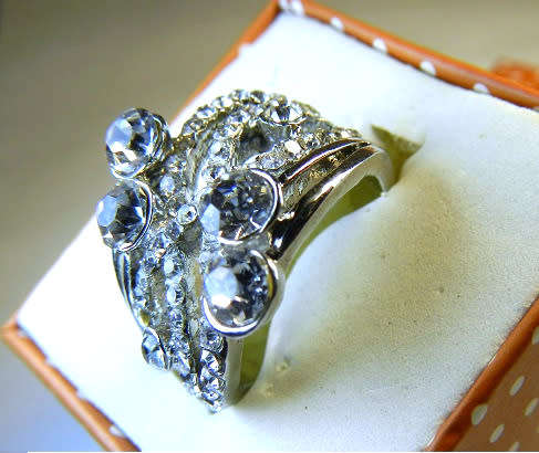 BEAUTIFUL! Ring With 1,25 Carat Simulated  Diamonds Size 7 US / N 17