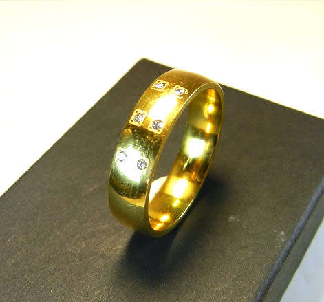 100% Pure Titanium Men's Ring With Simulated Diamonds (Gold) Size 11 US / V / 21