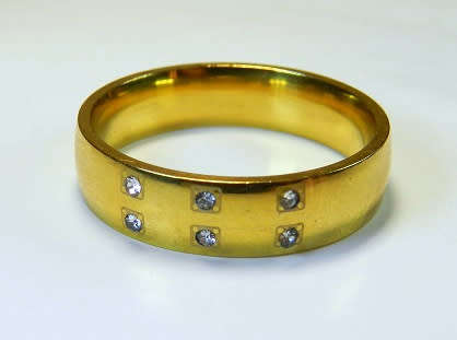 100% Pure Titanium Men's Ring With Simulated Diamonds (Gold) Size 11 US / V / 21