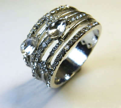 BEAUTIFUL! Ring With 0.75 Carat Simulated  Diamonds Size 9 US / R / 19