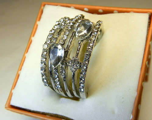 BEAUTIFUL! Ring With 0.75 Carat Simulated  Diamonds Size 9 US / R / 19