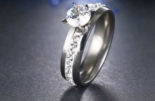 RETAIL PRICE: R 1 299 Titanium Princess Cut Ring With Simulated Diamonds (GOLD) Size 9 US