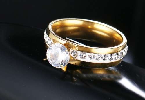 RETAIL PRICE: R 1 299 Titanium Princess Cut Ring With Simulated Diamonds (GOLD) Size 9 US