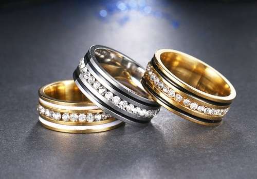 RETAIL PRICE:R1 799(NEVER FADE) Titanium Ring 8 mm Size 10 US (WHITE AND GOLD ONLY)