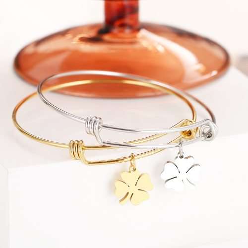 RETAIL PRICE: R 999 Adjustable Titanium 4-Leaf Clover Bracelet (SILVER)