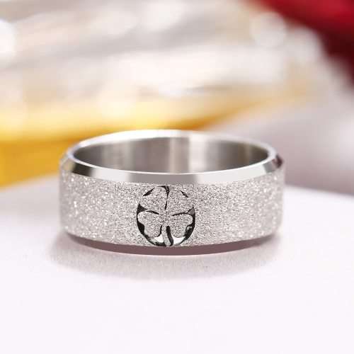 RETAIL PRICE: R 999 Frosted Titanium Clover Ring Size 8 US(GOLD ONLY)