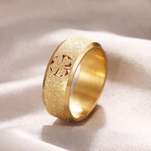 RETAIL PRICE: R 999 Frosted Titanium Clover Ring Size 8 US(GOLD ONLY)
