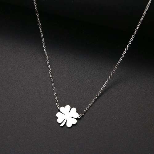 RETAIL PRICE:R1 099 Titanium ( NEVER FADE) "Clover " Necklace 45 cm (SILVER ONLY)