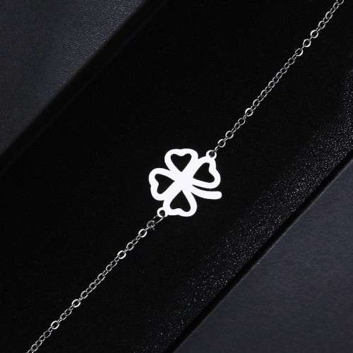 TITANIUM (NEVER FADE) `Clover` Charm Bracelet (SILVER ONLY)