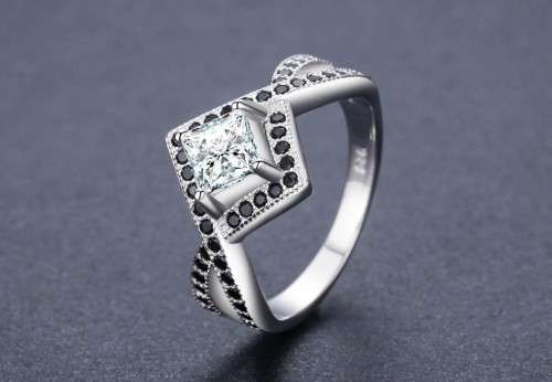 *SOLID 925 STERLING SILVER  0.75 CT SQUARE TENSION RING *