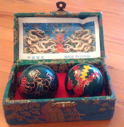 >>> Musical Chinese Health / Stess Balls, Dragon decoration, with instructions <<<