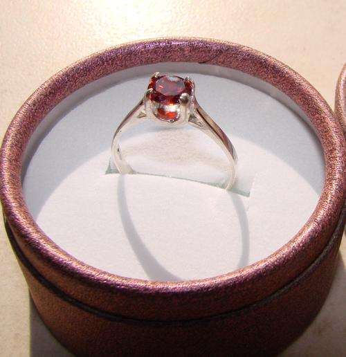 A GEORGEOUS .925 STERLING SILVER AND RED GARNET RING : SIZE 7.5