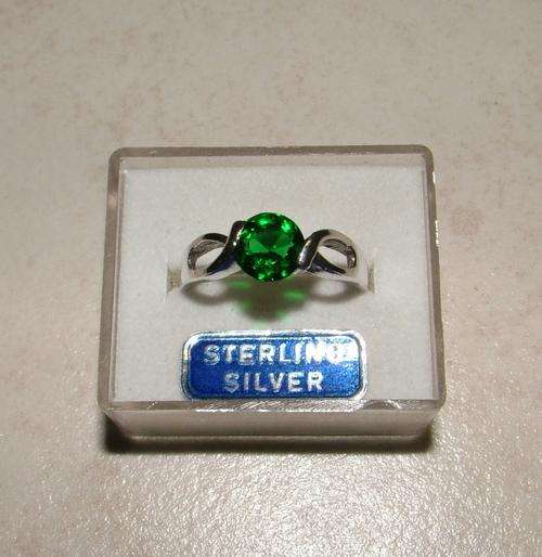 STUNNING HANDCRAFTED .925 STERLING SILVER AND EMERALD RING : SIZE 8