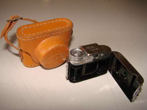 VINTAGE ANTIQUE MINATURE SPY CAMERA WITH LEATHER COVER : MADE IN JAPAN : UNTESTED