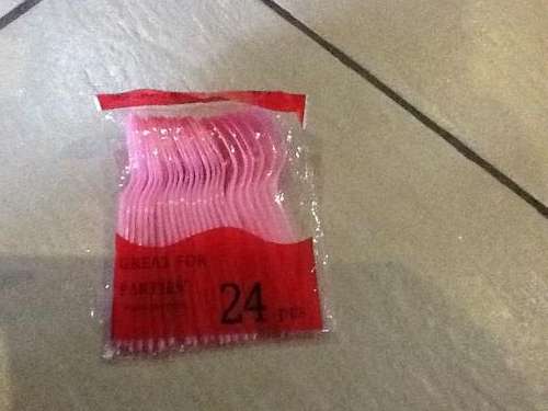 Plastic spoons pink 24 per pack