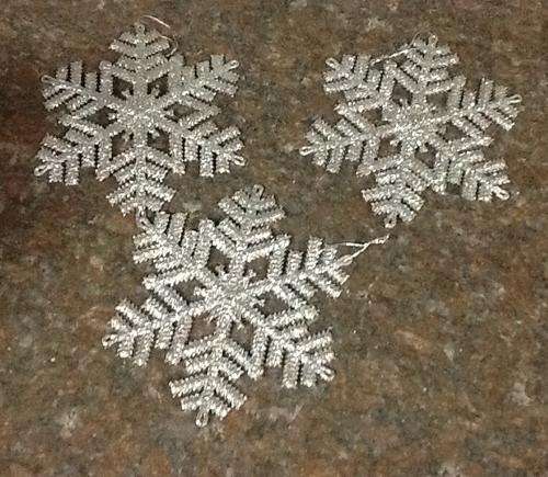 Plastic snowflakes for decor - frozen or winter party - 16cm wide - 3 per pack - silver