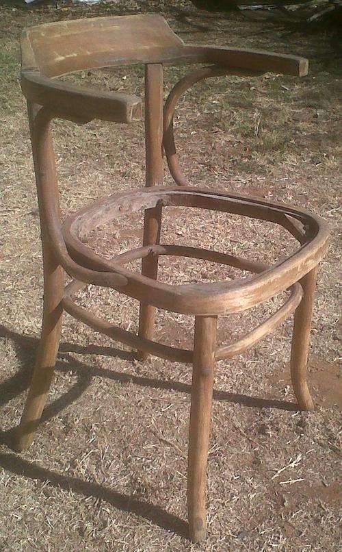 HOUTSTOEL OM TE RESTOUREER