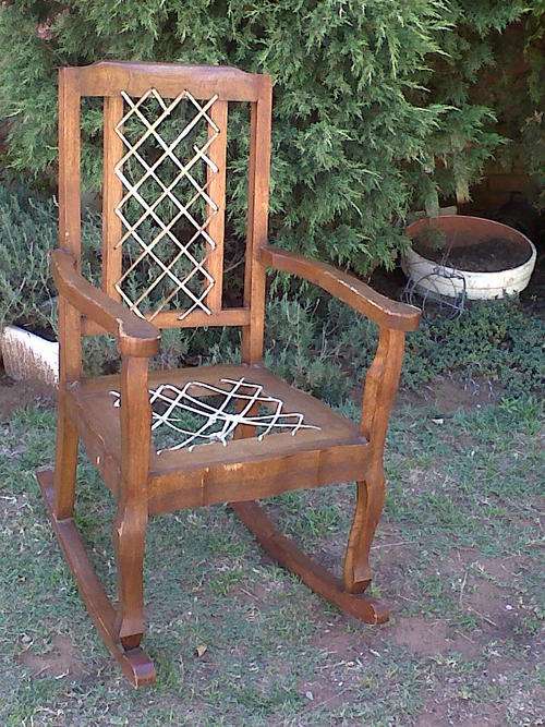 ROCKING CHAIR / RYSTOEL OM TE RESTOUREER