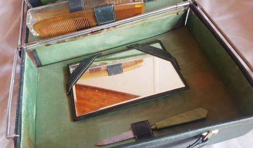 Superb Vintage Men's Toiletry Set