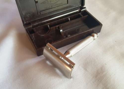 Highly Collectable!!! Antique 1940's GilletteTech 3 razor in original Bakelite box