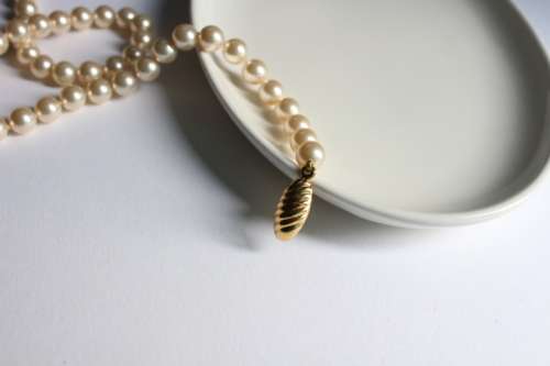 Pearl necklace with gold clip detail