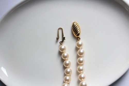 Pearl necklace with gold clip detail