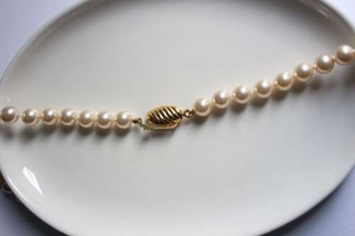 Pearl necklace with gold clip detail