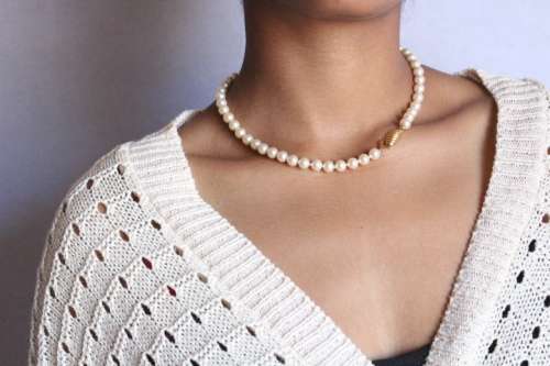 Pearl necklace with gold clip detail