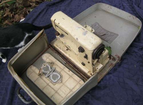 1950¿s ? Nostaligic Sewing Machine