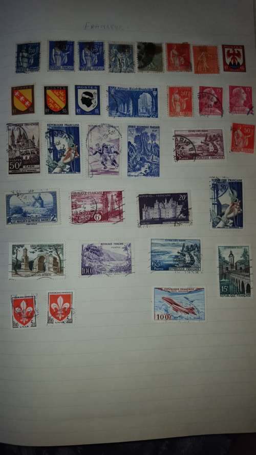 Set of 32 Francaise stamps