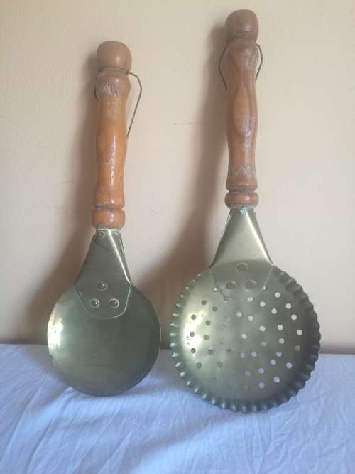 ORNAMENTAL BRASS WITH WOOD HANDLE SERVING SET.
