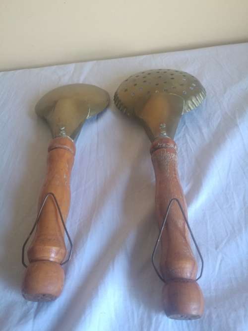 ORNAMENTAL BRASS WITH WOOD HANDLE SERVING SET.