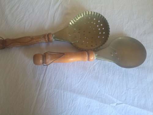 ORNAMENTAL BRASS WITH WOOD HANDLE SERVING SET.