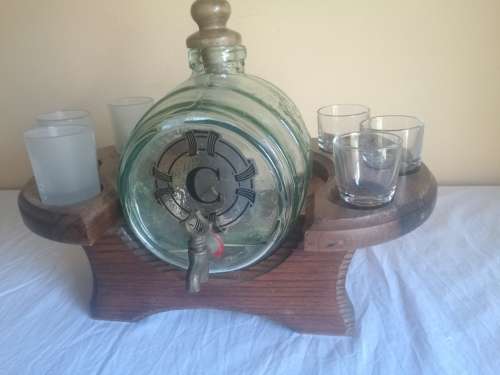 BEAUTIFUL GLASS BARREL DECANTER ON WOODEN STAND WITH 6 SHOT GLASSES