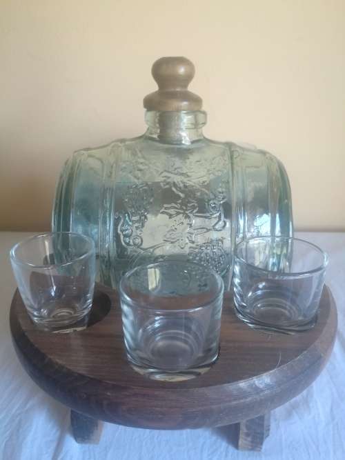 BEAUTIFUL GLASS BARREL DECANTER ON WOODEN STAND WITH 6 SHOT GLASSES