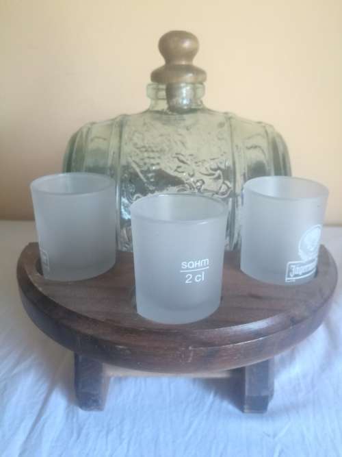 BEAUTIFUL GLASS BARREL DECANTER ON WOODEN STAND WITH 6 SHOT GLASSES