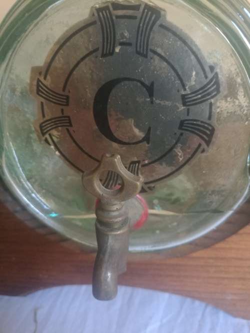 BEAUTIFUL GLASS BARREL DECANTER ON WOODEN STAND WITH 6 SHOT GLASSES