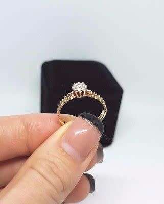WOW!!!Solid 9ct gold with SOLITAIRE DIAMOND