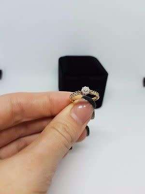 WOW!!!Solid 9ct gold with SOLITAIRE DIAMOND