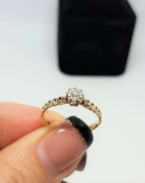 WOW!!!Solid 9ct gold with SOLITAIRE DIAMOND