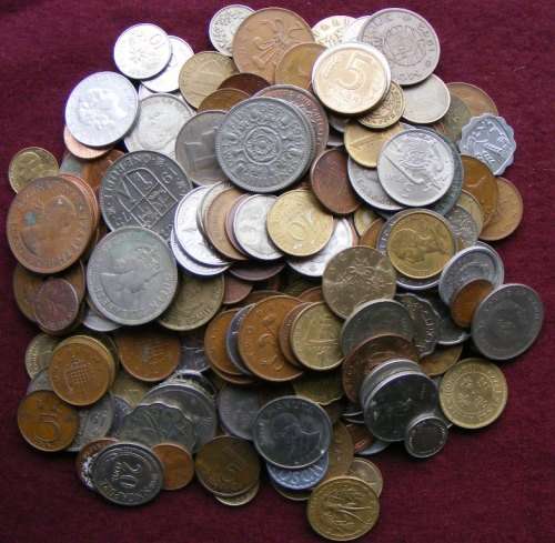 200 unsorted foreign coins